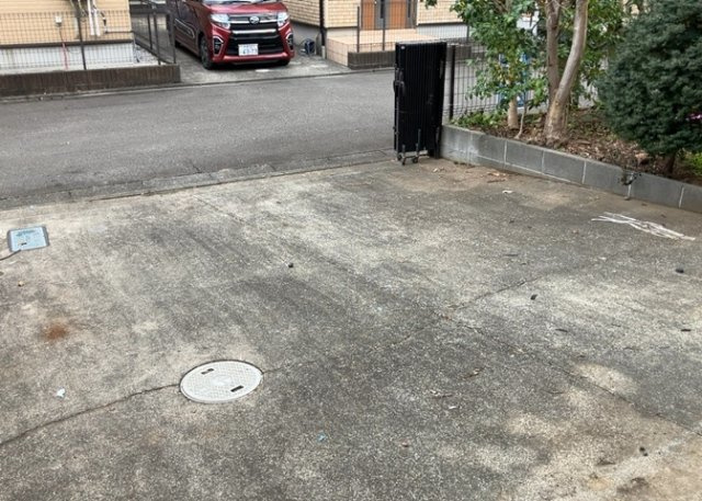 【駐車場】 | 駐車場と明記されていても、最小スペースでつくられた駐車場だと大型車は駐車できなかったり、出入りしにくくなったりする可能性があります。お車のサイズと購入したい物件の駐車場のサイズを現地で確認しましょう。