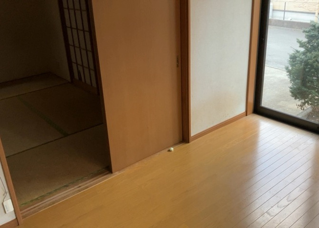 【ダイニング】 | ダイニングは、食事や家族の団らんスペースとしてだけではなく、ほかの用途としても使用することができます。ダイニングテーブルを置き、食事のためのスペースを作ることでリビングとの差別化を図ることができます。