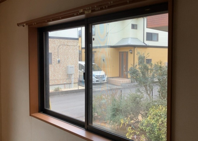 【内装】 | サッシは、ガラス窓に使用される金属製の窓枠です。一般的に住宅建築では、金属製建具工事の段階でガラス類・玄関などと同時に設置されます。種類や構造により断熱性能や遮音性能が異なるので現地でご確認ください。