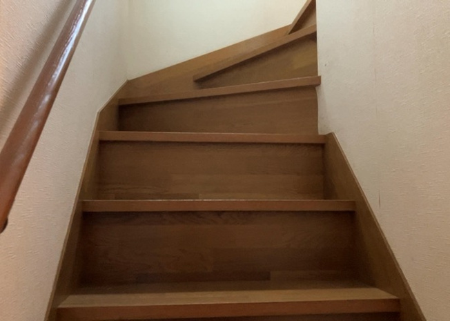 【内装】 | 限られた敷地面積の場合、収納スペースを狭くして居室スペースを広く取ろうとすると、収納スペースがなくて困ることがあります。見学の際に各部屋に収納スペースがあるか、収納を置く場所はあるのか確認しましょう。