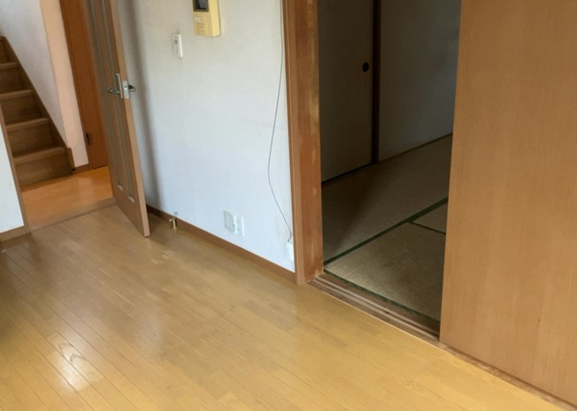 【居間・リビング】 | 直線タイプはLとDKを一直線に並べた形で対面キッチンのタイプです。一般的なのでよく見かけるかもしれません。直線タイプに似た直接アイランドタイプは、キッチンとダイニングの間に壁がない分広く感じられます。