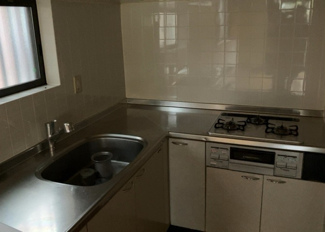 【キッチン】 | 標準的なシステムキッチンの横幅は、165cm～300cm程度です。2100・2400・2550・2700などミリ単位で表記されます。普段どのように料理をするのかを想定しながら合ったサイズを選びましょう