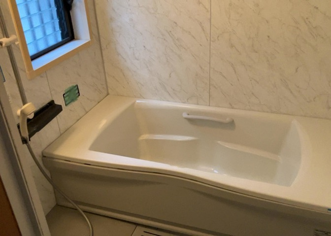 【浴室】 | 入浴時の快適さも大事なことですが、綺麗な状態を維持できなければ気持ちよく入浴できません。毎日の掃除が楽という点は大事なポイントになります！カビが生えにくく掃除がしやすい、壁や浴槽を選ぶといいでしょう。