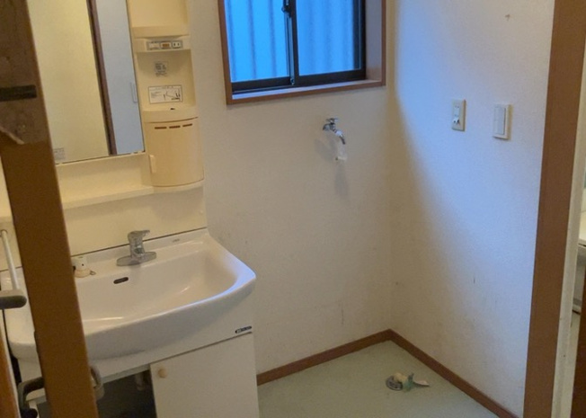 【脱衣所】 | 多くの戸建て住宅で見かける洗面脱衣所は、洗面台と洗濯機が2畳ほどのスペースに並べられていて、洗面所が脱衣所を兼ね備えている間取りが一般的です。お客様が利用することもある、パブリックな空間でもあります。