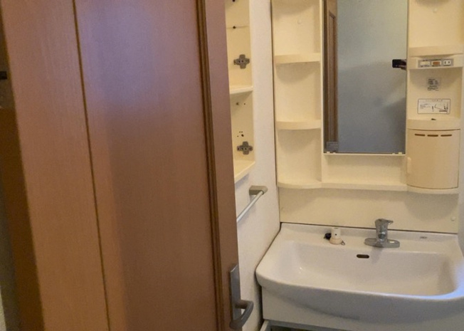 【独立洗面台】 | 洗面化粧台では顔を洗ったり、身だしなみを整えることが本来の使い方ですが、用途によっては洗面化粧台に求められる機能が違ってくるため、ご自身や家族のライフスタイルに合ったものを選ぶことをおすすめ致します。