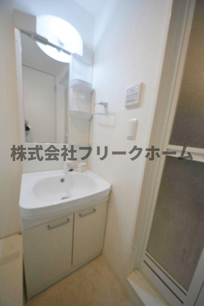 三鷹市下連雀３丁目のアパートの洗面所