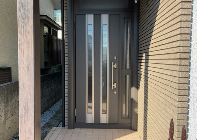 【玄関】 | 玄関は家の顔でもあり、家族以外の目にも止まる場所です。玄関は外との間を仕切る扉、靴などをしまっておく収納スペース、靴脱ぎのたたきスペース、来客とのやり取りをするドアホンなど複数のアイテムからなります。