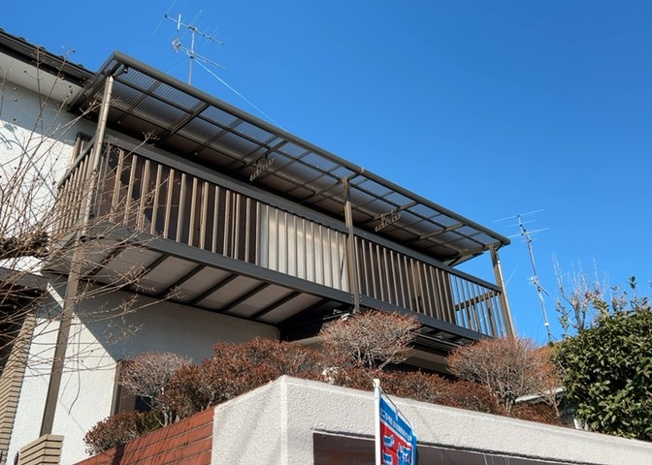 【バルコニー】 | バルコニーは、室外の専用スペースのうち、「屋根がなく開放された空間」であるものを指します。ベランダより広いタイプのものが多く、日当たりもよいため家庭菜園などを楽しみたい人にとって適した環境となります。