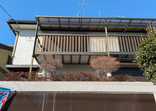 【構造・工法・仕様】 | 木造住宅とは土台、壁、柱など建築物の強度を支える構造体の材に木が使用されている構造を指します。構造体は建物の自重を支えるだけではなく風圧や水圧、積裁荷重などあらゆる衝撃に耐えるための基礎です。