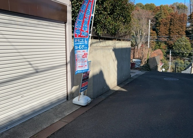 【構造・工法・仕様】 | 建物の基礎工事の方法は、主流となっているベタ基礎（防湿基礎）と布基礎の２種類に分類され、床下の通気性や耐久性などに違いがあります。建物の基礎部分の構造や付帯設備など詳細については現地でご確認ください。