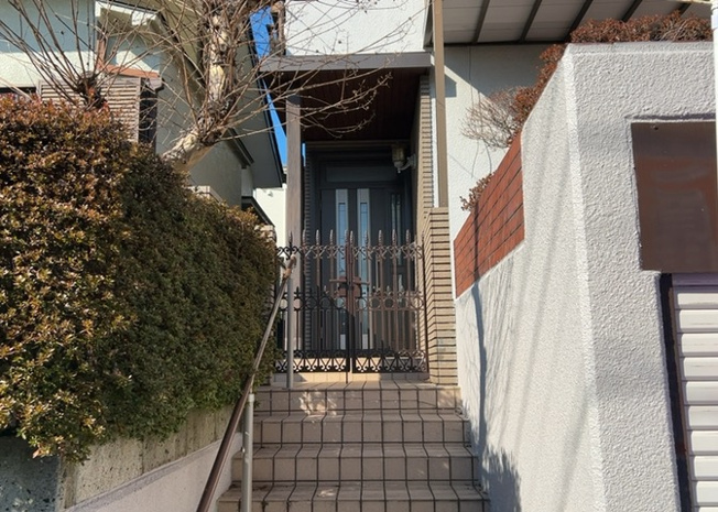 【内装】 | 玄関ポーチにおいて最も重視すべきと言っても良いのが広さです。適切な広さの玄関ポーチでないと外見的なバランスは崩れてしまいますし、何より使いにくくなってしまいますので、現地で実際に下見をしてみましょう！