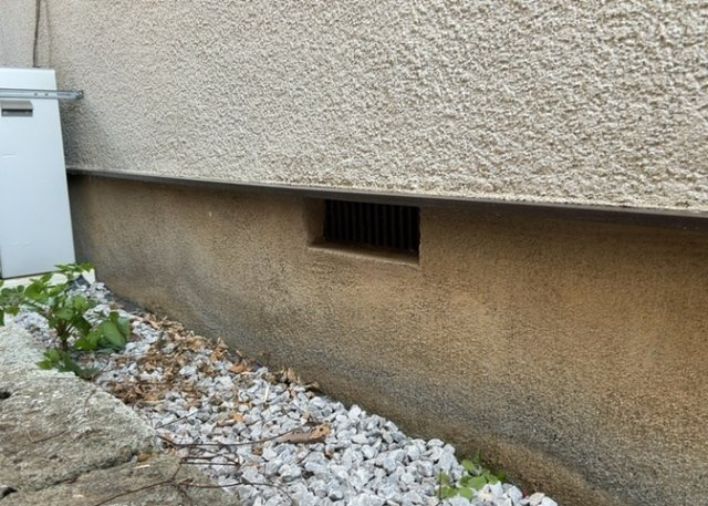 【冷暖房・空調設備】 | 床下換気口は、床下に湿気がこもることを防ぎ、効果的に換気を行うために設置されています。床下換気口が設置されていない建物は、基礎パッキング工法などにより換気を行なっています。詳細は現地でご確認ください。