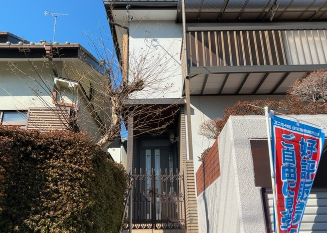 【外観】 | 現地に行くなら、物件の周囲の地形がどうなっているかを見ることも大切です。周辺より低くなっている土地では、大雨などで水が集まりやすいため、地盤が弱くなっているということも考えられるため、注意が必要です。