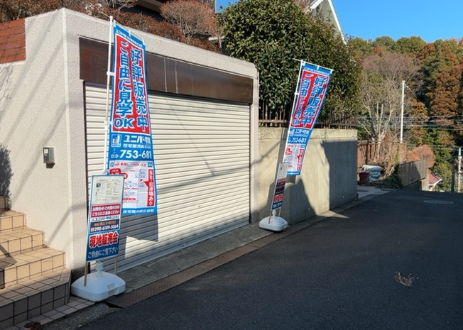 【前面道路含む現地写真】 | 東側道路の場合は居室を南向きに設計しやすいため、朝日が入りやすいというメリットがあります。一方、西側道路も東側同様に居室を南向きに設計しやすいのですが、住宅地だと朝日が入りにくいという弱点があります。