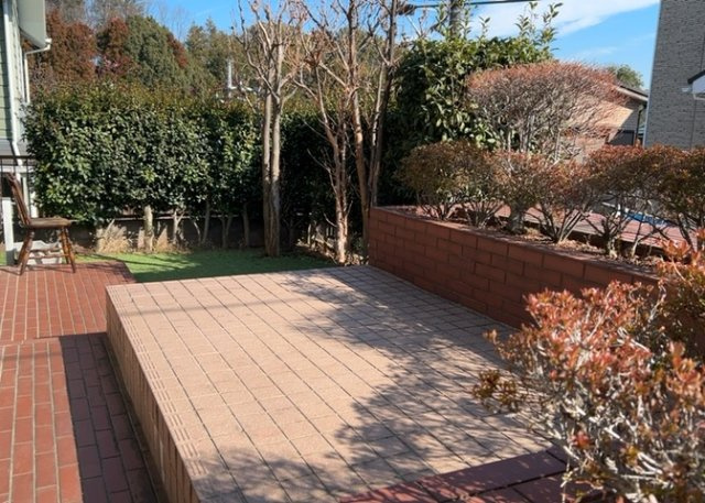 【庭】 | 庭のある家に住むことのメリットとして、子どもたちの遊び場を確保できること、ガーデニングや家庭菜園を楽しめること、明るさを確保できることがあります。また、配置を工夫することでプライバシーが確保できます。