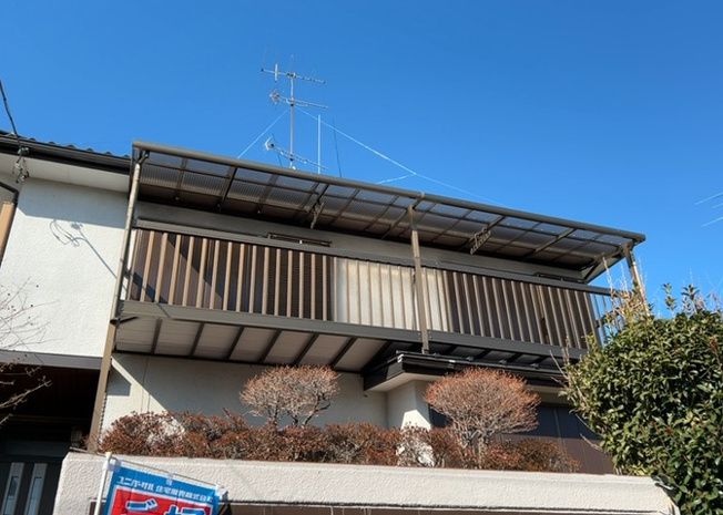 【バルコニー】 | バルコニーは、建物内から室外へ楽に出入りできる便利なスペースです。また、バルコニーには手すりを付けることが義務付けられており、手すりの高さは110cm以上で施工することが建築基準法で定められています。