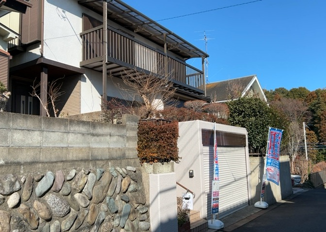 【前面道路含む現地写真】 | 住宅用の土地では前面道路に2m以上接していなければならないと法律で定められています。しかし、お持ちの車のサイズやライフスタイルなどにより、2mでは利便が悪い場合もございますので、事前に確認しましょう。