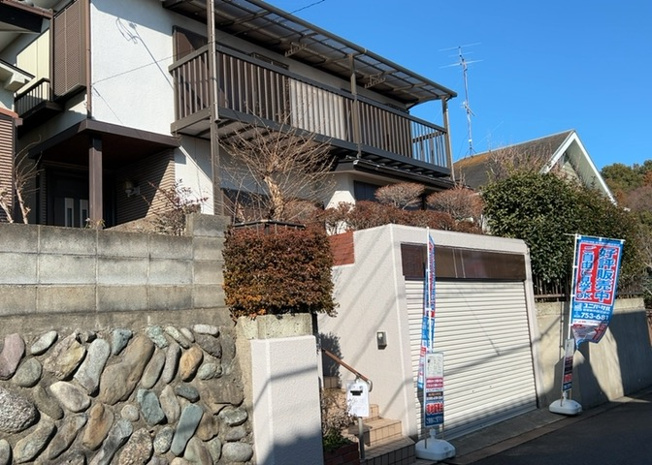 【前面道路含む現地写真】 | 道幅が広い場所は日当たりや風通が良好です。幅が広いのですれ違いも可能ですし大きな車でも駐車可能！一方で、大型車が通ることも多くなるため交通量の増加により騒音に繋がります。また土地の値段が高くなります。