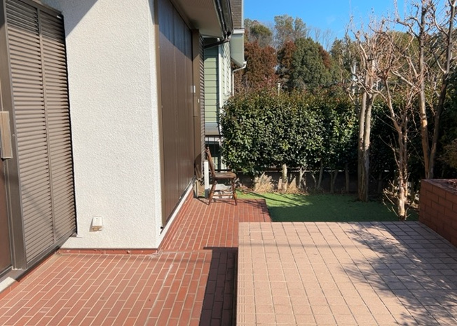 【庭】 | 庭があることでガーデニングや家庭菜園はもちろん、こどもの遊び場やペットを放して遊ぶことができます。また、家の周囲に余裕があるということです。隣地との間があれば、十分な日当たりと、風通しが確保できます。