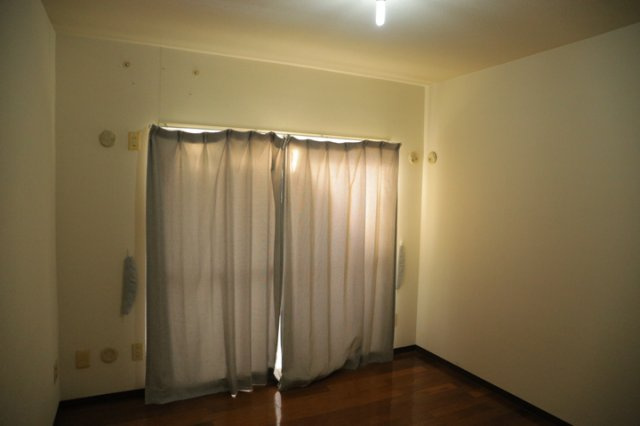 【洋室】 | ベルブリーズ森の里4号棟 | 洋室のメリットは重い家具が置きやすく、身の回りが整理しやすいことです。 床がフローリングのため畳とは異なり凹みにくいです。 クローゼットなど収納が豊富で、普段使わない旅行カバンや服の整頓も簡単にです。