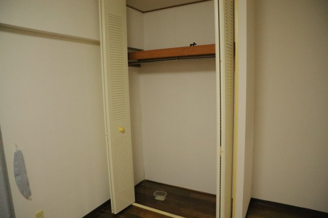 【収納】 | ベルブリーズ森の里4号棟 | デザイン性を重視しすぎて収納が少なかった！なんてことにならないため、事前に現地で収納の数を確認しておくことをお勧めします。クローゼット以外にも床下収納や屋根裏収納、パントリーなどもチェックしましょう。
