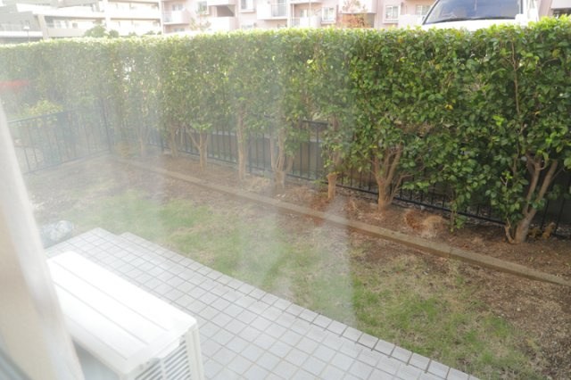 【庭】 | ベルブリーズ森の里4号棟 | 物件によっては、入居者が個人的に使用できる専用庭がついているものもあります。また、住宅の中にある土間の部分を庭と呼ぶこともあります。庭の用途は住む人によって変わり、それによってデザインもさまざまです。