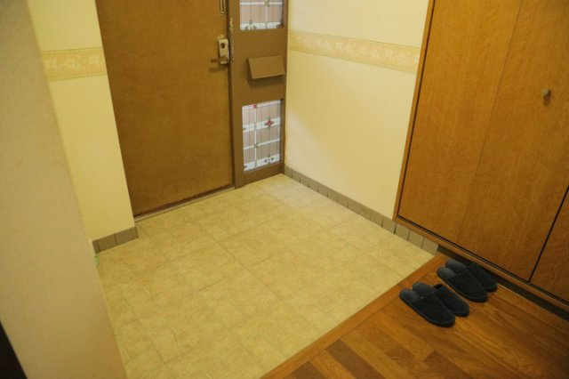 【玄関】 | ベルブリーズ森の里4号棟 | 玄関は家の顔でもあり、家族以外の目にも止まる場所です。玄関は外との間を仕切る扉、靴などをしまっておく収納スペース、靴脱ぎのたたきスペース、来客とのやり取りをするドアホンなど複数のアイテムからなります。