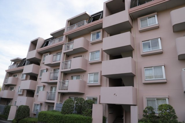 【現況写真】 | ベルブリーズ森の里4号棟 | 外観はマンション管理がされているかの目安になります。築年数が古いと、壁面は劣化してひび割れが生じることも！建物が古びていても細かいところが修繕されていると、きちんと管理されているなぁと感じるでしょう。