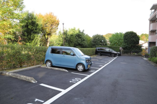 【駐車場】 | ベルブリーズ森の里4号棟 | 車一台あたりに必要なスペースは、標準サイズの普通自動車で横幅2m50cm、長さ5mは必要になります。ただし、乗降のことも考慮して横幅3m30cm、長さ5m50cmほどは確保できるところを選びましょう。