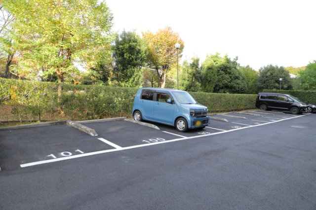 【駐車場】 | ベルブリーズ森の里4号棟 | 駐車場と明記されていても、最小スペースでつくられた駐車場だと大型車は駐車できなかったり、出入りしにくくなったりする可能性があります。お車のサイズと購入したい物件の駐車場のサイズを現地で確認しましょう。