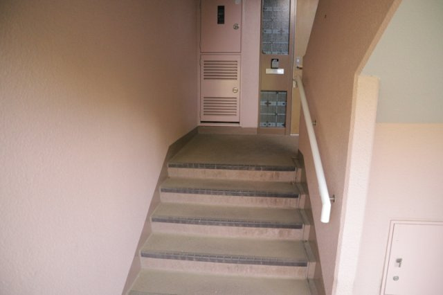 【その他共用部分】 | ベルブリーズ森の里4号棟 | 共有部分は、住民なら誰もが使える設備のこと。例えば駐車場やエレベーター、インターネット設備、セキュリティ設備などがあります。他にも、マンションの廊下・外部階段やエントランス・ゴミ置き場などがあります。