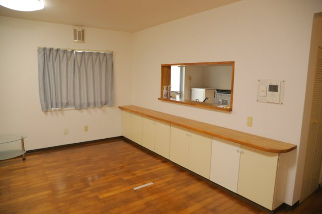 【キッチン】 | ベルブリーズ森の里4号棟 | L型アイランドタイプは、キッチンからダイニングにもリビングにも目が行き届くので、とても使いやすい配置です。L字型独立タイプは、キッチンを独立させてるためLDKというよりもLDといった様なイメージです。