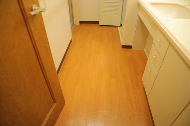 【ランドリースペース】 | ベルブリーズ森の里4号棟 | ランドリースペースも気になります。洗濯機置場があり「洗う、干す、取り込む、アイロンがけ、たたむ」など、洗濯に関する家事をするための空間です。広さや収納など付帯設備も含めて、詳細は現地でご確認ください。