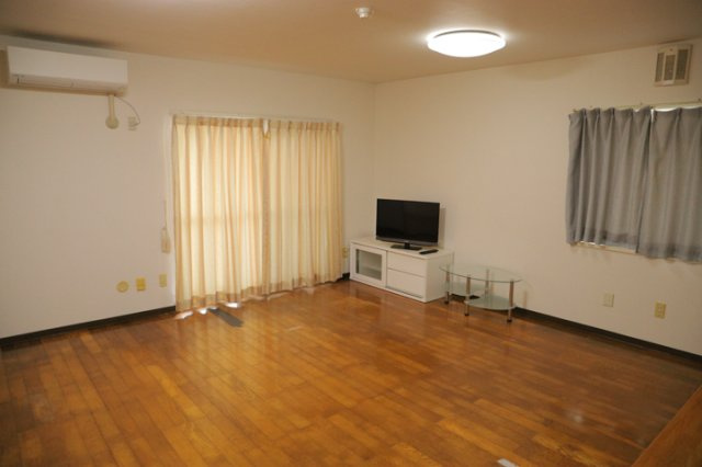 【居間・リビング】 | ベルブリーズ森の里4号棟 | リビングの間取りの種類は大きくわけてリビングとダイニングが別になっているタイプ、リビングダイニング一体型です。どちらも一長一短ですので、家を選ぶ時はその両面をチェックして決めるようにしましょう。
