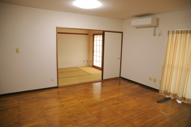 【居間・リビング】 | ベルブリーズ森の里4号棟 | 直線タイプはLとDKを一直線に並べた形で対面キッチンのタイプです。一般的なのでよく見かけるかもしれません。直線タイプに似た直接アイランドタイプは、キッチンとダイニングの間に壁がない分広く感じられます。