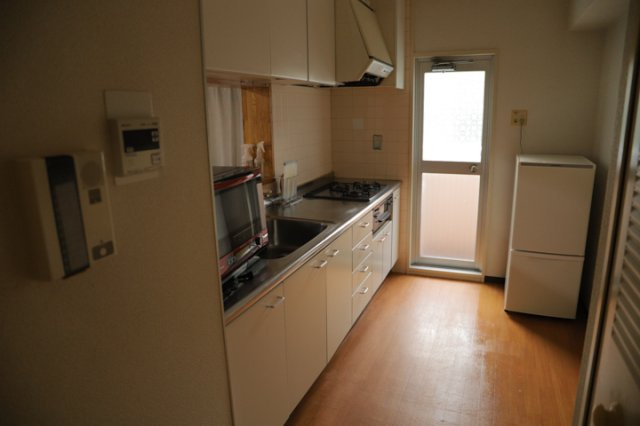 【キッチン】 | ベルブリーズ森の里4号棟 | 標準的なシステムキッチンの横幅は、165cm～300cm程度です。2100・2400・2550・2700などミリ単位で表記されます。普段どのように料理をするのかを想定しながら合ったサイズを選びましょう