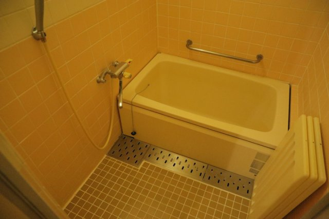 【浴室】 | ベルブリーズ森の里4号棟 | 入浴時の快適さも大事なことですが、綺麗な状態を維持できなければ気持ちよく入浴できません。毎日の掃除が楽という点は大事なポイントになります！カビが生えにくく掃除がしやすい、壁や浴槽を選ぶといいでしょう。