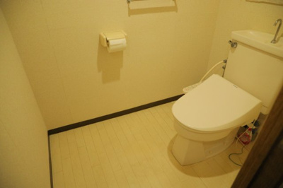 【トイレ】 | ベルブリーズ森の里4号棟 | トイレは大きさや形、機能、抗菌性などが異なる多種多彩なタイプが各メーカーから出ています。それぞれに良さがあるため、事前にどういったタイプのトイレがいいのかをご家庭内で決めて、内見に行くといいでしょう。