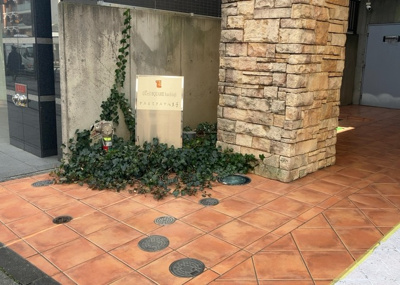 【庭】 | グエルスクエア八王子 | 物件によっては、入居者が個人的に使用できる専用庭がついているものもあります。また、住宅の中にある土間の部分を庭と呼ぶこともあります。庭の用途は住む人によって変わり、それによってデザインもさまざまです。