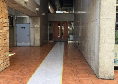 【中庭】 | グエルスクエア八王子 | 中庭（パティオ）とは、一つの建築物の内部に設けられた、壁などで囲われている庭のことを指します。コの字型、ロの字型が主流ですが、L字型の中庭もあります。最近では、インテリア性の高さからも人気があります。