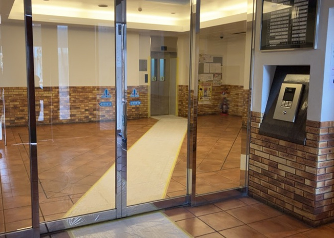 【エントランス】 | グエルスクエア八王子 | マンションのエントランスには、もともと風よけや防犯の役割がありますが、マンションによって宅配ボックスなどの設備が備わっている所もあります。日々の生活をイメージしながら生活しやすさをチェックしましょう。