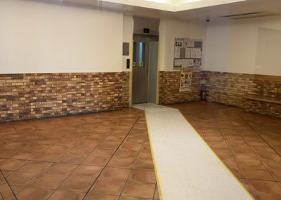 【ロビー】 | グエルスクエア八王子 | ラウンジは、マンションの共用スペースに椅子やテーブルなどを配置した利用者が寛げる空間です。屋内型ラウンジと屋外型ラウンジがあります。共用部分の管理状況と合わせて、詳細については現地でご確認ください。