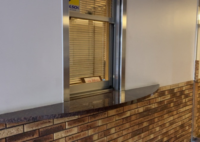 【受付】 | グエルスクエア八王子 | 受付はマンションコンシェルジュがいる場合もあれば、管理人が滞在する小部屋を総称して呼ぶことがあります。主にエントランスに設置されていることから、防犯面でも期待ができます。防犯設備がない場合はより安心！