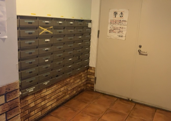 【設備】 | グエルスクエア八王子 | エントランス付近に設置されている集合ポストは、住んでいる部屋と離れているため、ポストをあさるなど誰かに何かされていても被害に気づきにくいです。入居する時には他人に特定されにくい番号で鍵をかけましょう！
