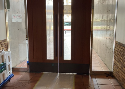 【ロビー】 | グエルスクエア八王子 | ロビーというと、エントランスと何がちがうの？と思いますよね。実はロビーとエントランスには明確な決まりはありません。物件によっては、エントランスを入って広がるある程度の広さのある空間がロビーとなります。