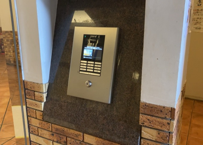 【防犯設備】 | グエルスクエア八王子 | 当然のことではありますが、オートロックやセンサーライト、ホームセキュリティーなどの防犯設備があれば、小さいお子様がいるご家庭も安心ですよね！まず物件購入の際は、防犯設備もチェックするようにしましょう。