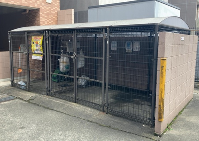 【設備】 | グエルスクエア八王子 | 共有部分は、住民なら誰もが使える設備のこと。例えば駐車場やエレベーター、インターネット設備、セキュリティ設備などがあります。他にも、マンションの廊下・外部階段やエントランス・ゴミ置き場などがあります。