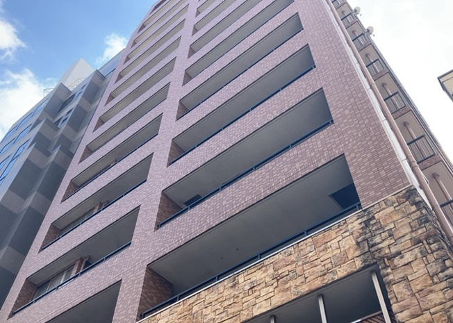 【現況写真】 | グエルスクエア八王子 | 道幅が広い場所は日当たりや風通が良好です。幅が広いのですれ違いも可能ですし大きな車でも駐車可能！一方で、大型車が通ることも多くなるため交通量の増加により騒音に繋がります。また土地の値段が高くなります。