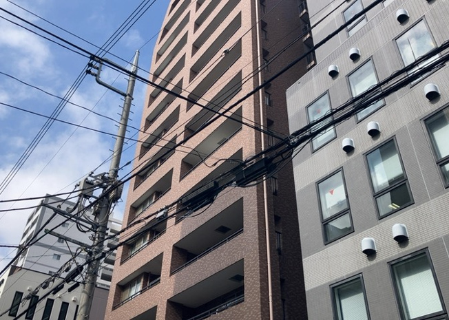 【外観】 | グエルスクエア八王子 | ＲＣ造、Reinforced Concreteは直訳すると補強されたコンクリートです。主に柱や梁・床・壁が鉄筋とコンクリートで構成おり、鉄筋を組んだ型枠にコンクリートを流し込んで固めたものを指します。