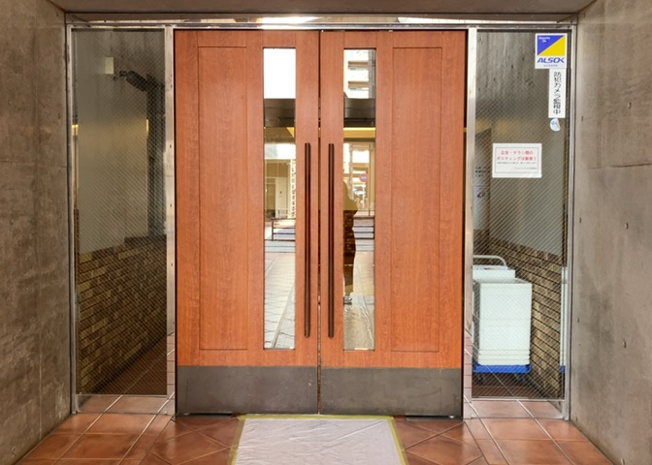 【玄関】 | グエルスクエア八王子 | 玄関は家の顔でもあり、家族以外の目にも止まる場所です。玄関は外との間を仕切る扉、靴などをしまっておく収納スペース、靴脱ぎのたたきスペース、来客とのやり取りをするドアホンなど複数のアイテムからなります。